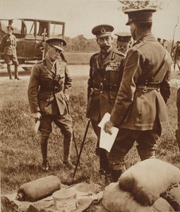 1914年頃、エドワード8世と父親のジョージ5世、ガス学校で